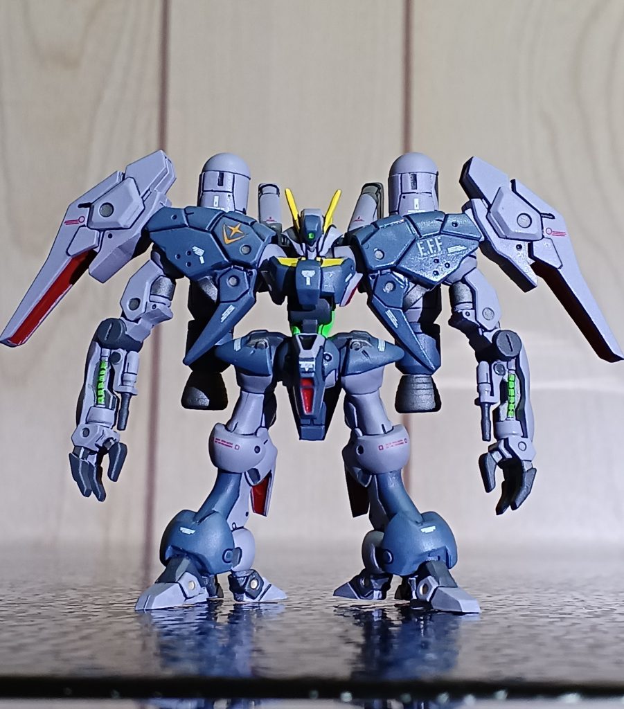 正面からのショット。いやぁ、カッコいい(gundam-kao7)頑張って組み立てた甲斐がありました。でも、胴体の動力パイプがハメ込みにくかったですね。塗装してて思いましたが、この色味はバイアランカスタムと言うよりもバイアランカラーでしたね(gundam-kao5)