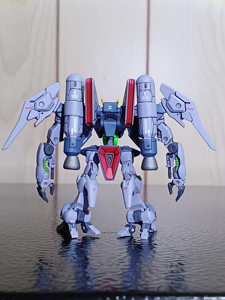 バックから。スラスター、バインダー内部の赤が際立ってていい感じ(gundam-kao6)結構カラフルですよね、バイアランカスタム。