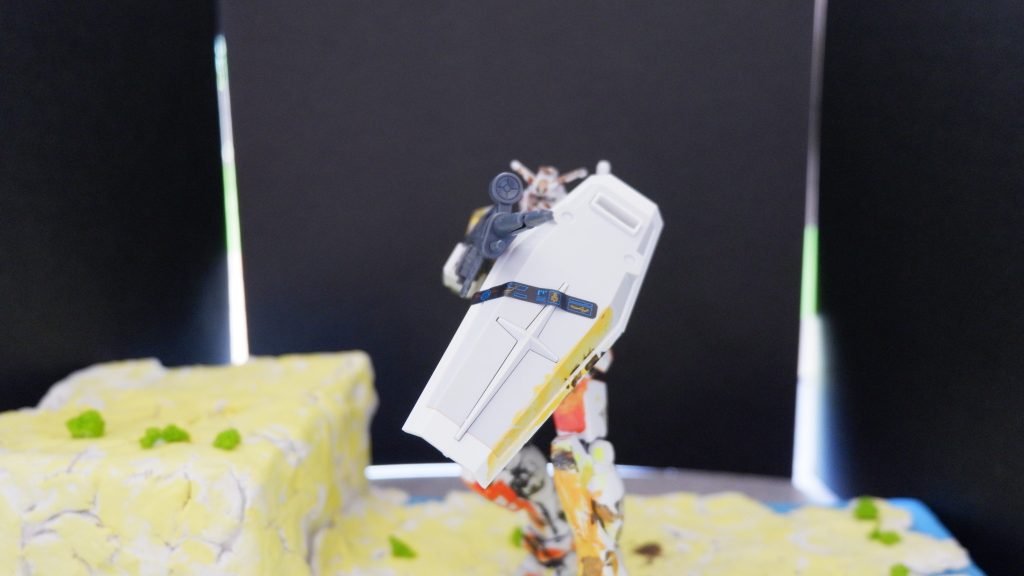 ちなみに足元のジオラマは子供と私で作って、黄色い大地になりました。粘土貼り付けたり、黄色く塗ったり楽しそうでした。嫁さんにレジンでの追加工作を依頼しておりました。