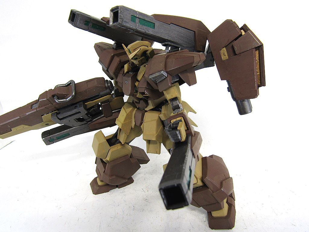 GN粒子を散布しつつ、GNフィールド構築。脚部の放出口が減ったので、防御力は下がった気がしますが、陸戦型なので、上部に集中すれば同等の防御力を確保できそうな気がします。