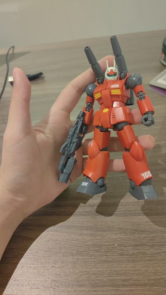 素組みを終えた後、比率を観察したところ、下半身の比率がほぼ1:1に近く、低くて太っているように見えます。同時に肩当てと上半身にも同じ問題があります。