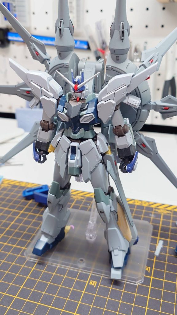 HGレジェンドとHGUCのシナンジュスタインだとサイズ感が全く違うので頭部がかなり小さかったのでセンターから頭部を切断し、1mm大きくしてバランスを取りました。