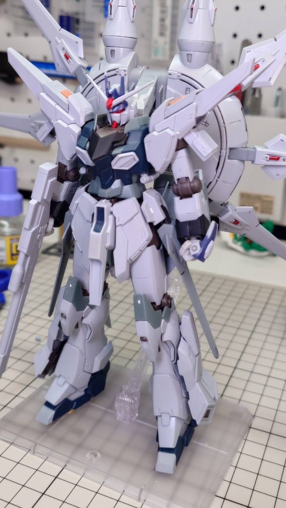 異常に大きく見えてしまう肩パーツを一部だけ残して自作パーツを取り付け。バックパックと本体をつなぐダクト部分にビルダーパーツのパイプを使用しました。その他各部延長やディテールアップをしています。