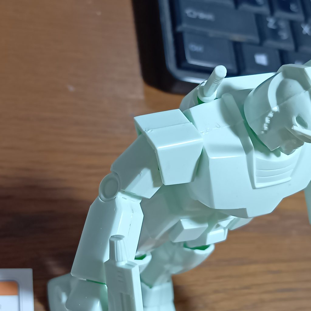 息子は墨入れとウェザリングしてから以前作った旧キットズゴックと合わせて情景ジオラマ作りたいと。僕は合わせ目消し、オリジナルに近い塗装くらいかな？