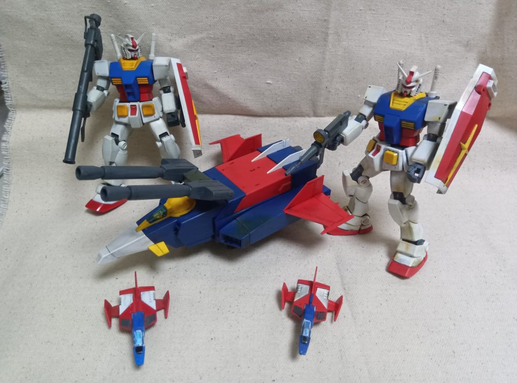 左が結構前に作ったＨＧガンダム（全塗装）、今回の部分塗装のほうが上手く作れた気がします。