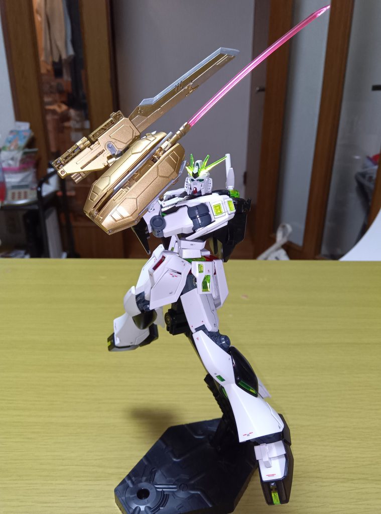 白パーツのみいつものホワイトパール塗装、組立後RGユニコーンやRGストフリで余ったシールを少ないですが貼りました。前作RGの後のEGということでめちゃんこ簡単に組めました。既視感のあるポーズ。