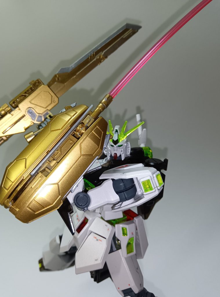 マーキュリーレヴは約10年前の模型雑誌の付録で、ビルドファイターズのユウキ先輩が過去に組んだνガンダムベースの機体の専用装備という設定でした。今回はゴールドで塗装しました。ビームサーベルはRGゴッドのものを付けています。(差し込み穴の径の関係でこれしか合わなかった。)