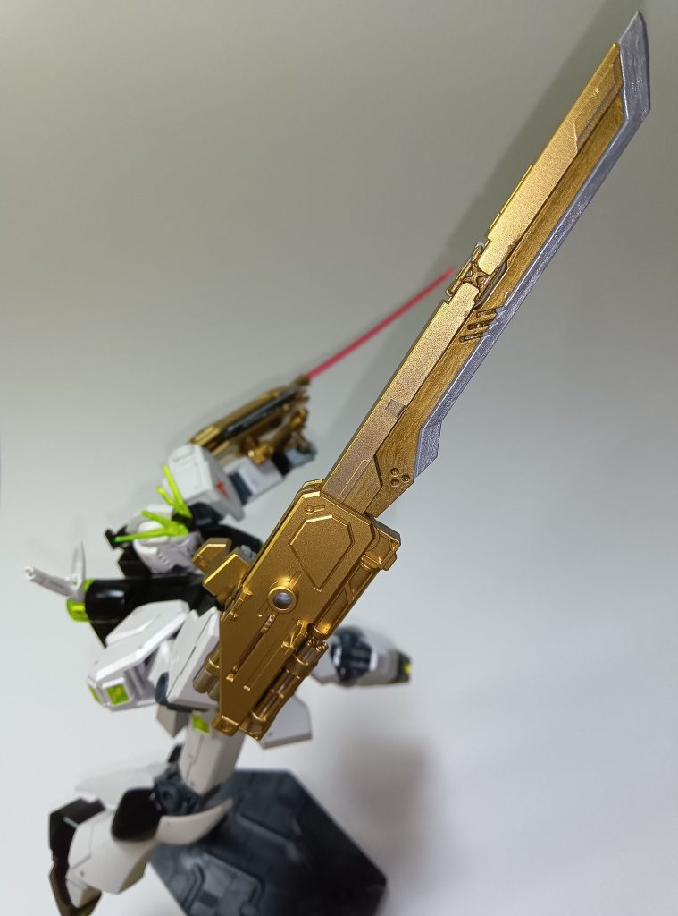 マーキュリーレヴ右手側は様々な銃器をまとめた装備、左手側は刃物系装備ですが、パーツ取り付けで右手側も大剣装備が可能。