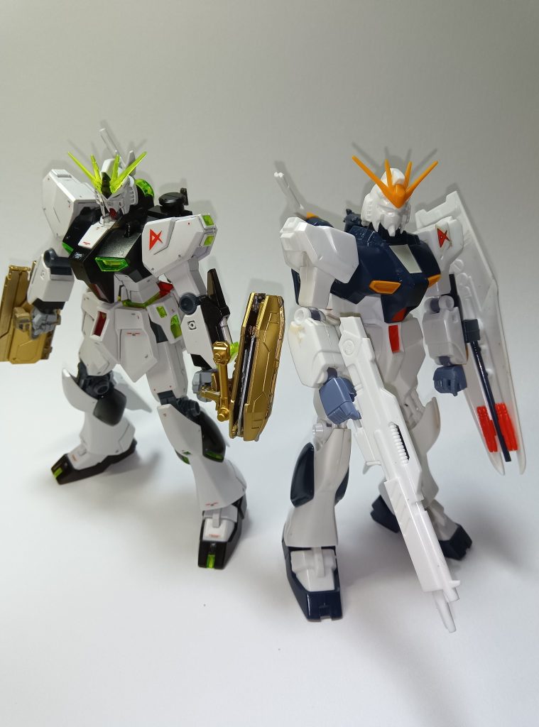 こちらは実家の押入れで眠っていた、私が子供の頃作ったνガンダムです。スミ入れもない組んだだけ。でも出来上がった時の達成感はありましたね〜。今思うとこれでよく満足してたなあ。やっぱ組むこと自体が好きなんですよね。何歳になってもこの気持ちを忘れずにいたいものです。