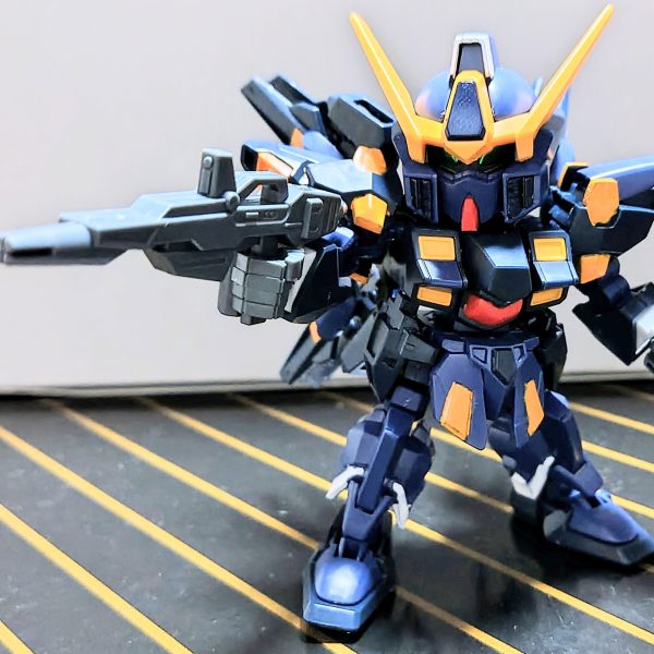 クロスシルエットのシスクード（ティターンズカラー）からヒュッケなバインさんみたいな？ガンダムを作るという試みです(｀･ω･´)！まだ細かいところは終わっていませんが、なんとなぁ～くそれっぽく見える気はします…たぶん頭部のツインアイを自作したのと頬の一部を切り飛ばした以外は部分塗装したのみです顔は……写真からだと分かりづらいかも知れません(￣▽￣;)あと一息なので頑張ります(ง •̀_•́)ง（1枚目）