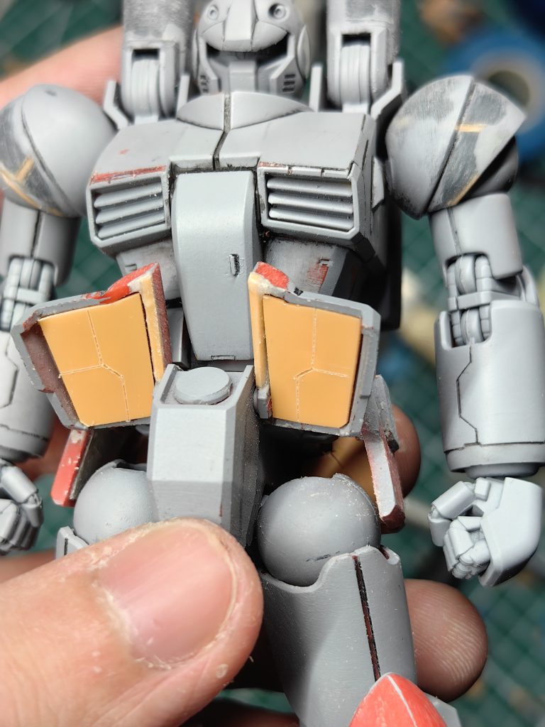 (ここでは0.5ミリのプラ板を使って装甲の内張りを作りました。)