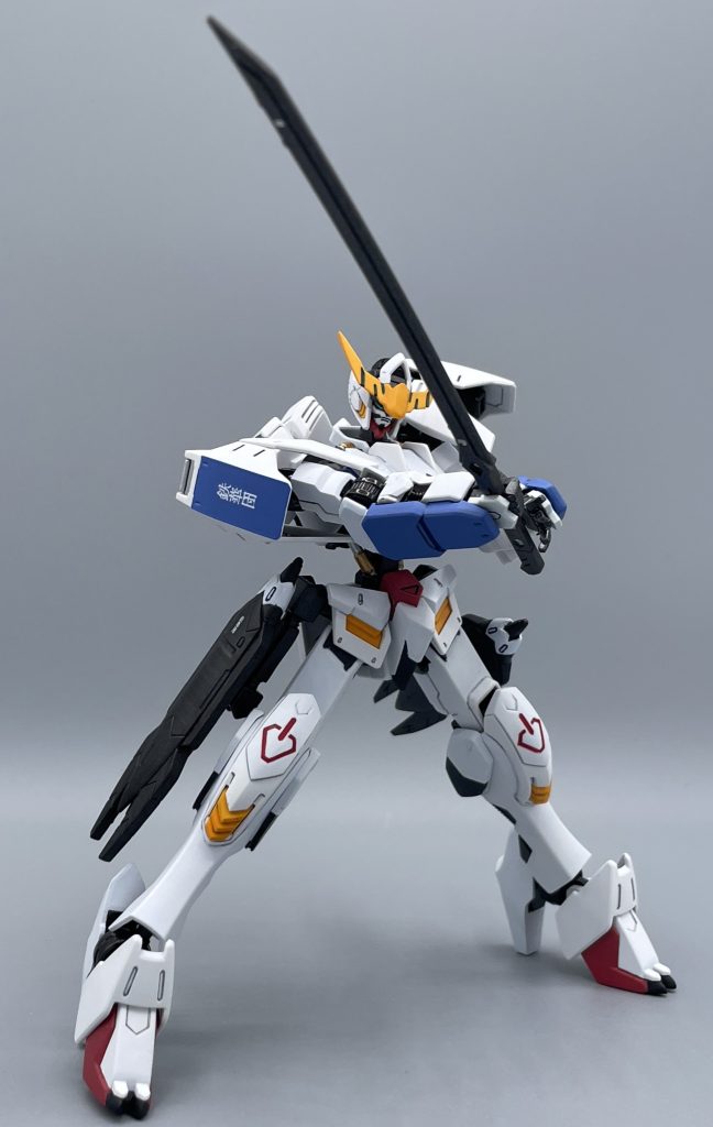 コイツの使い方…やっと分かった。　鉄血のオルフェンズの裏主人公・アインとの対決でレンチメイスでは有効打を与えられなかった三日月とバルバトス。オルガの叫びで覚醒してギアを上げたバルバトスは太刀で敵機の腕部を切り落とします。　実戦の中で太刀の扱いを習得する三日月。「阿頼耶識ってズルい」とぼやいたラフタの気持ちが少しわかる気がします。苦手科目は夏の特別夏期講習でひと夏かけて克服する物でしょうが！！(笑)