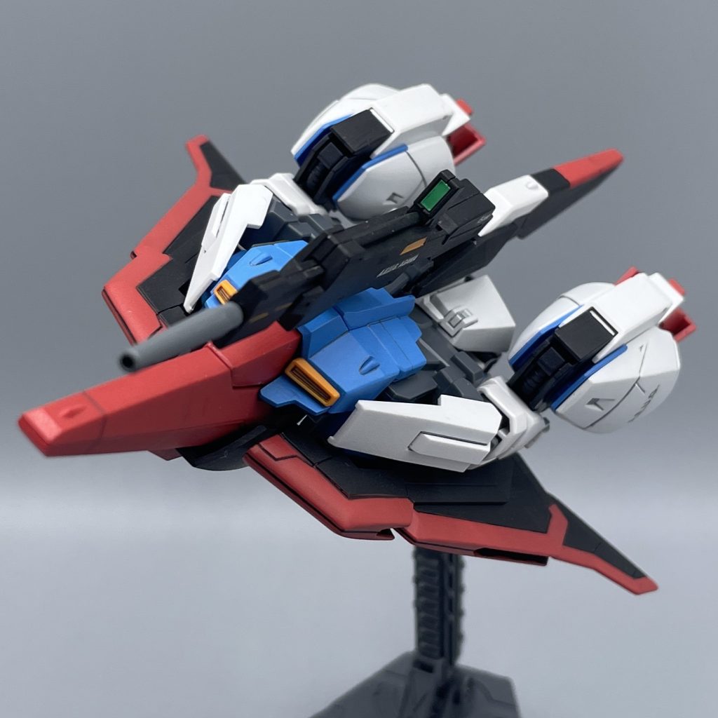 WAVE RIDER Zガンダムの持つ最大の特徴と言えば、ウェイブライダーへの変形機構を有しているところです。単機での大気圏突入が可能である他、大気圏内にて単独飛行をすることも出来ます。 初代ガンダムの下敷きがあるとはいえ、二作目でこのMSを生み出した製作陣はニュータイプとしか言いようがありません。富野監督は、玩具感を嫌っていたようですけど、我々ガノタでZが嫌いって人は少数派ではないでしょうか。それほどに完成された、現代でも通用する美しいデザインだと思います。