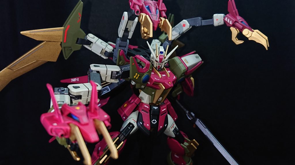 No.33：ドラゴンストライクトライデントhttps://gumpla.jp/hg/1573837「ドラゴンハングを3つ装備させたい」そんな想いからドラゴンをモチーフにしたストライクですドラゴンモチーフのストライクは2機目になりますねエールストライカーの改造はビームサーベルのマウントポジションにジーエンアルトロンのドラゴンハングを装備させていますこれはもう定番みたいな感じですねｗ今回初めての試みはエールストライカーのウイングを外して、元々のウイング部分にポリキャップを仕込み、ジーエンアルトロンの翼が接続できるようにしたことですポリキャップが仕込めるのであれば改造の幅がグッと広がる気がしますｗ赤い機体企画最後のストライクと言うこともあり、虎の子のドラゴンハングを使ったり、エールストライカーの新しい改造に挑戦したりと自分的にかなり力の入ったストライクになっています