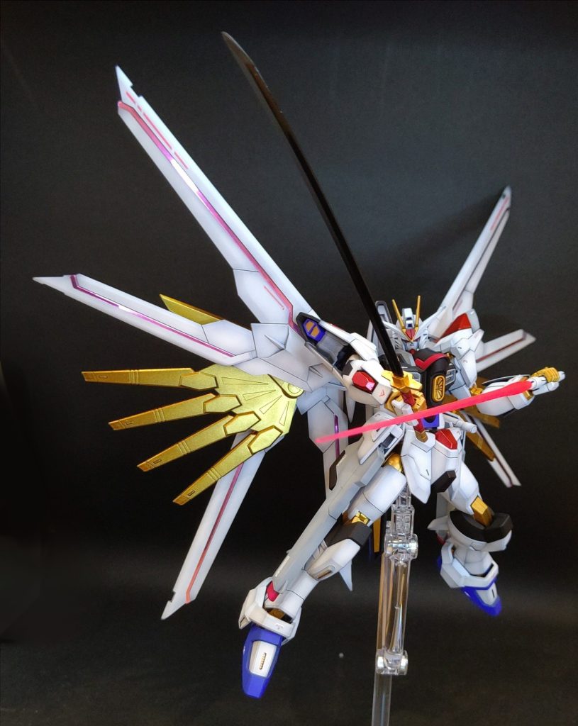 フツノミタマとビームサーベルの二刀流がかっこいい。フリーダムって、フルバーストにドラグーンと射撃系のイメージが強かったですが、マイフリの武装は格闘寄りな感じがしますね(もともとキラ君は蹴り技が多かったですが)。