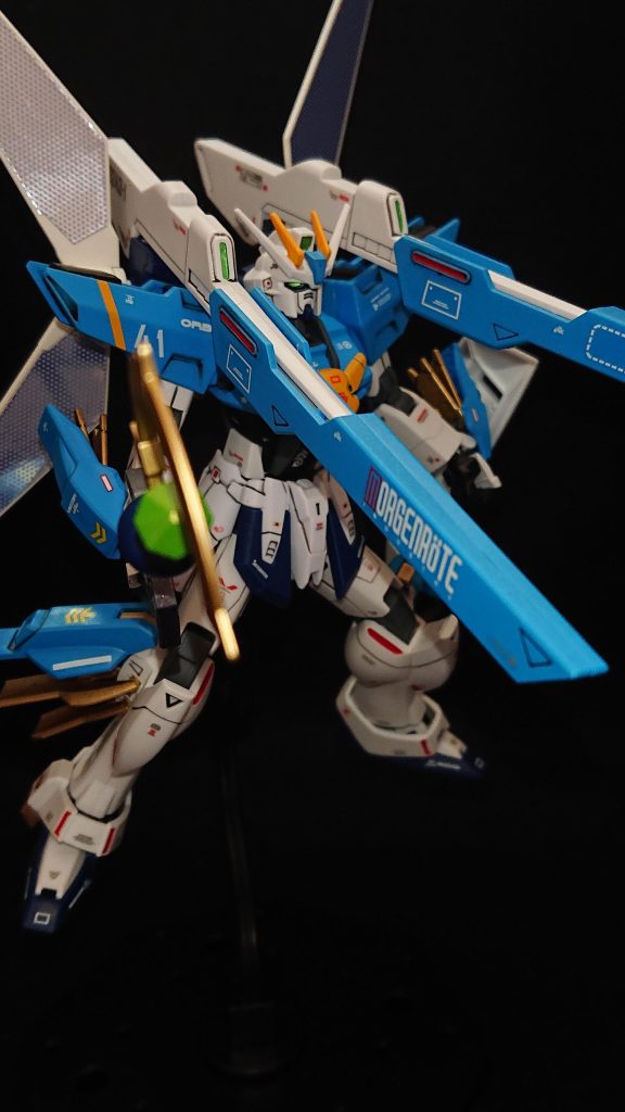 No.41：セレーネストライクhttps://gumpla.jp/hg/1697243自分のストライク改造の1機目が「ツインサテライトキャノンを装備させたストライク」と言うこともあり、初心に立ち返りながらどれだけ成長できたのかを確かめる意味も込めてもう一度ツインサテライトキャノン装備のストライクに挑戦してみました！なるべく新しいことに挑戦してみようとして、前作に引き続き両肩にマスキングを使用した簡単なデザインを入れてみたり、胸部に30MMのパーツを使って装甲を追加してみたりしています奇を衒い過ぎて少し迷走してしまったのが、武装にマイクロウェーブを受信する役割を持たせてしまったとこですね💦コメントにて「杖が破壊されたら、サテライトキャノンは使えなくなるという設定？」と突っ込まれたときには「確かに！」と声が出てしまいましたｗロマンに目がくらんだ末路ですね…気を付けないと💦ですがカラーリングや全体のシルエットは良い感じに仕上がっていますし、1番機である「ストライクガンダムDX」と比べて自身の成長も感じられるので、個人的にはかなり気に入っている機体になりますｗ