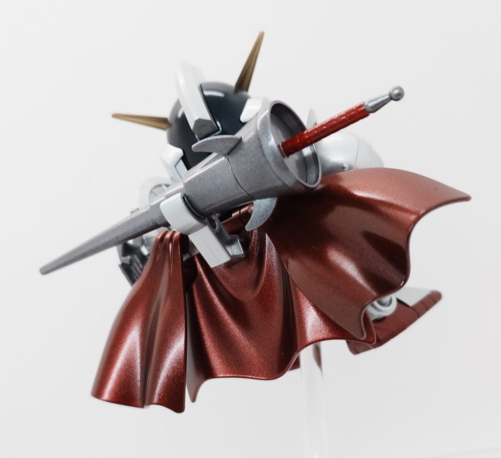 マントの造形が素敵ですよね。光沢仕上げにした際に反射で色々な表情を見せてくれます(gundam-kao3)
