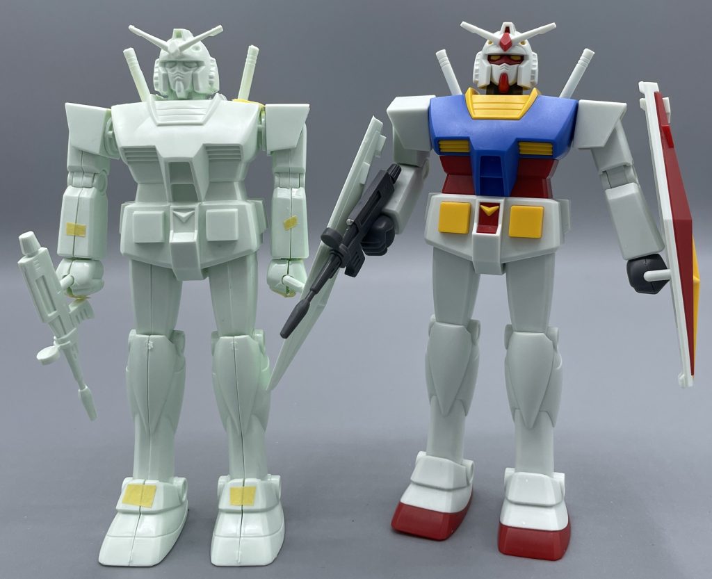 ビームライフル装備 旧キットはライフルも盾も接着していないとまともに持つすることも難しいです(笑) リバイバル版は、その辺しっかり保持出来ますが、盾のグリップの組み立て方などに、過去作へのリスペクトが感じられてジーン・・・ときます(刻の泪)