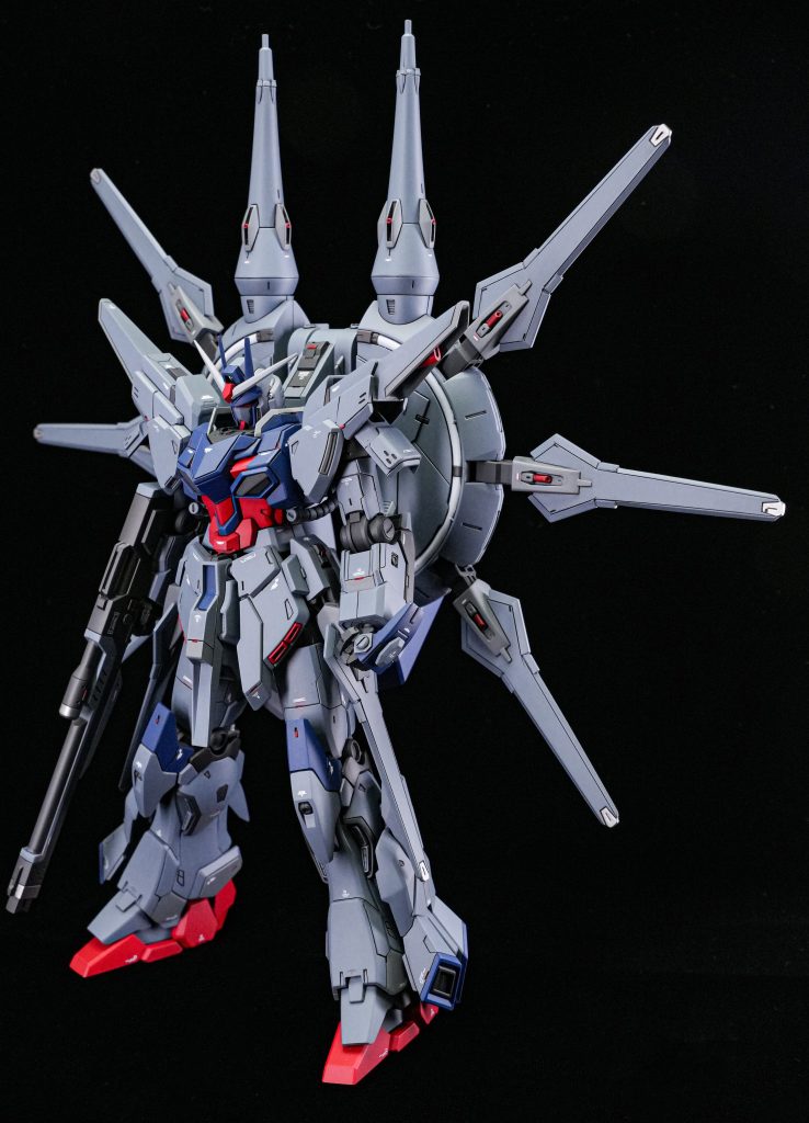 全体写真ベースにシナンジュスタインを使用したためHGのレジェンドだとバックパックが小さい為、1/100レジェンドガンダムの物を使い大型化しています