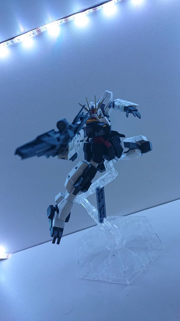 携行武装のローンビームライフルは肩のレジエスターから半永久的にエネルギーが供給され続け、さらに威力も高い。