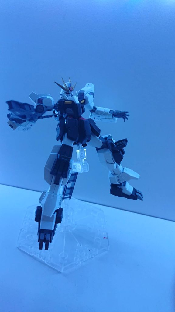 腰部から脚部にかけて各種ミサイルが機体内部に搭載されており、右半身にはアルトミサイル、左半身にはイリテミサイルが搭載されている。