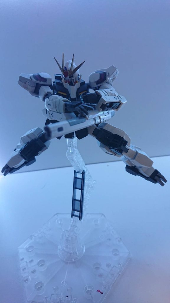 機体背部にマウントされている大型ビーム砲、アトゥムフォーンキャノンは両肩のレジエスターと物理的に直結されていて、レジエスターの生み出す膨大なエネルギーをビームへと変換することで強力な一撃を放つことができる。レジエスターは半永久的にエネルギーを生み出すことができるため再チャージは速攻行うことができ、連続でビームを放つことができる。さて次回は、「ハヤブサアカツキガンダム稲妻 青天ノ霹靂Ver」または「神バーニングガンダム ミワタリ・カイト仕様」です!お楽しみに~