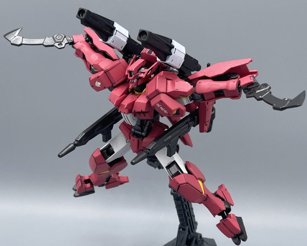 ショートバレルキャノン フラウロスにデフォルト装備された砲より銃身が短くなったもの。これが実際に劇中で使われたのか、ちょっと自信ないんですよね。 クタン三型に乗って雷電号と共に出撃した時に装備しているのが、ショートバレルっぽくて速射性も良さそうな戦闘を繰り広げているのですが、銃身カバー?の色がピンクなんですよねぇ。 プラモだと完成見本もホワイトな部分なので、何とも言えません。フラウロス博士がいらっしゃいましたら、教えて下さいm(_  _)m※こちらはフラウロスのキットには付属せず、オプションセット7に付属します。