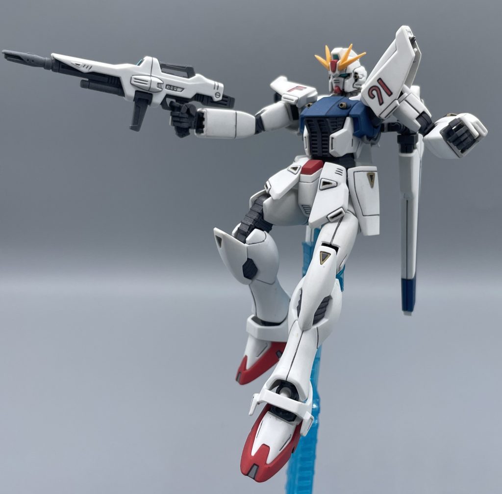 ビームライフル F91の時代にはモビルスーツの小型化が進み、ジェガンなどは「デカすぎ」として型落ち化が進んでいました。この時代まで現役のジェガンが異常なだけですが、それだけ優秀な量産機体と言えるのでしょうね。 F91のビームライフルは、トレンドの15mm級のモビルスーツに最適化されたライフルになっています。ビーム出力の調整も可能で、νガンダムに乗ったアムロのように、ビームマシンガン的な使用も可能です。