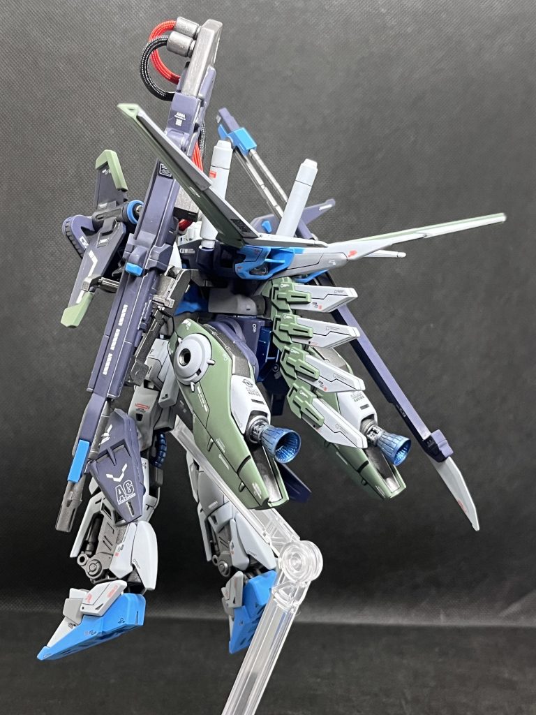 今回一番満足してるのが後バックパック、前面はライトブルーメイン、後面はグリーンメイン正直頭の中で考えて勢いで塗ったんですがめちゃくちゃ自分に刺さってます。デザインされるプロの方々の色彩センスって本当にすごいなぁと。自分ではこの配色思いつかないです