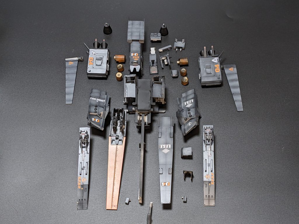 何かのアプリだと某天然パーマ大尉殿に酷い言われようをされている本級ですが造っていると生産性を重視した艦ということが本当によく分かります。リアルに工数的には「アレキサンドリア級」の半分くらいの工数なんですわ。主砲の数で言えば副砲の数も入れると1/3。カタログスペックだけ見ればそれこそ「アレキサンドリア級」などには勝てません。しかし大規模な戦争が起こりにくい状況、ロンドベルの特殊性(長期間の航海、即応性)を考えると小規模な部隊ですぐに動ける船を建造するのは合理的ですね。モリモリの設計にせずシンプルなこの艦を設計した人は本当に天才だと思う。