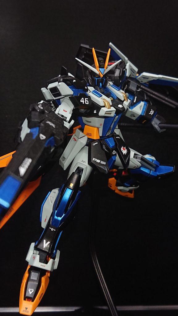 No.46:レーヴェストライク(type-BS)https://gumpla.jp/hg/1780916アームド・アーマーBSをメイン武装に機動力の向上とサイコフレームの増量を目指したストライクです以前紹介したレーヴェストライク(type-VN)の兄弟機という設定を持っていたりしますw前作では真黒くし過ぎたと感じていたので、その反省からライトブルーを入れて少量の黒でもより黒が目立つように工夫しています💡今回は青いサイコフレームにしてみたのですがどうでしょうか?自分としては綺麗で良い感じに出来たので、他のメタリック系の色でサイコフレームを表現してみても面白いかなと考えていますw