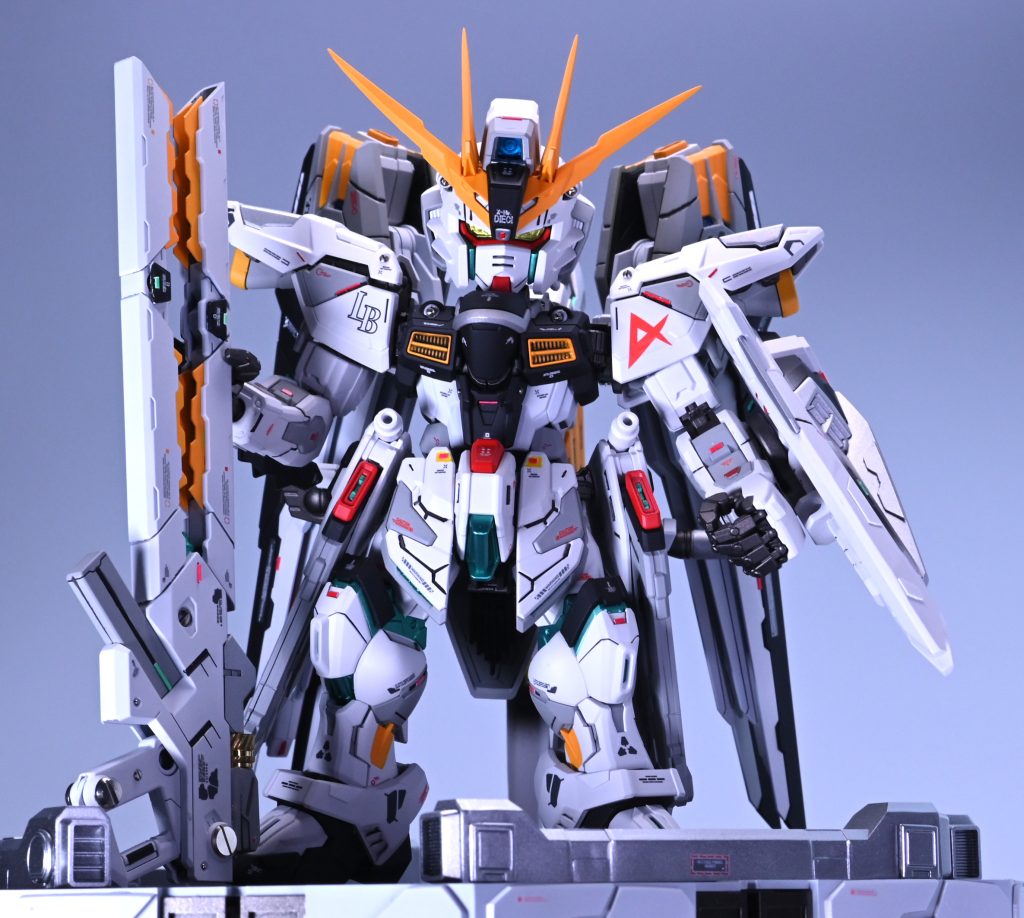 メイン武装はバーストレールガン。色合いもνガンダムに寄せています。