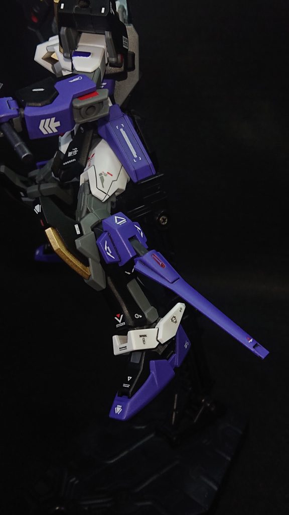 部分塗装にタミヤのエナメル塗料・パープル・フラットブラック・フラットイエロー・フラットレッド・ダークグレイセンサー部分にはMr.メタリックカラーGX・メタルピーチ