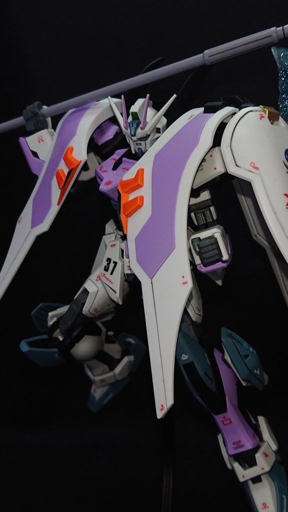 No.37:リヴランスストライクhttps://gumpla.jp/eg/1649291「リヴランスヘブンのアクティブクロークを装備させたい」その想いで作ったストライクになりますミキシング自体はかなり簡単なもので、バックパックと武装の変更と脚部スタビライザーの追加ですなのでカラーリングで勝負した機体ですねw拘りポイントは右肩から左足にかけてパープルのラインが入っているように見えるところですね上半身と下半身で左右非対称のカラーリングが反転しているところもお洒落ポイントですwガンダムブレイカーバトローグのキットってなかなか手に入らないモノなので、失敗できないプレッシャーがありました💦上手く仕上げることができてホントに良かったですw