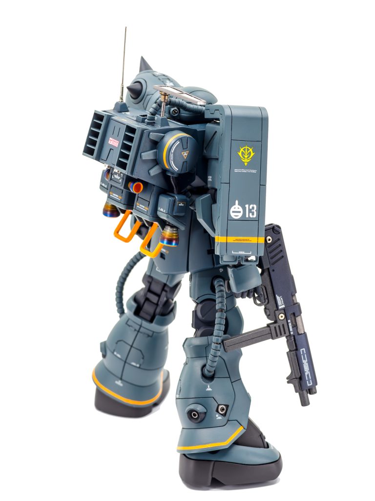 右肩ソーラーパネルはスクラッチ、塗装したあとに0.2mmの透明プラ板を乗せて少しでもソーラーパネルぽくなればいいかなと思いましたが効果はほとんどないです。マーキングはマインレイヤーということで工兵の機甲工兵中隊のマークを。