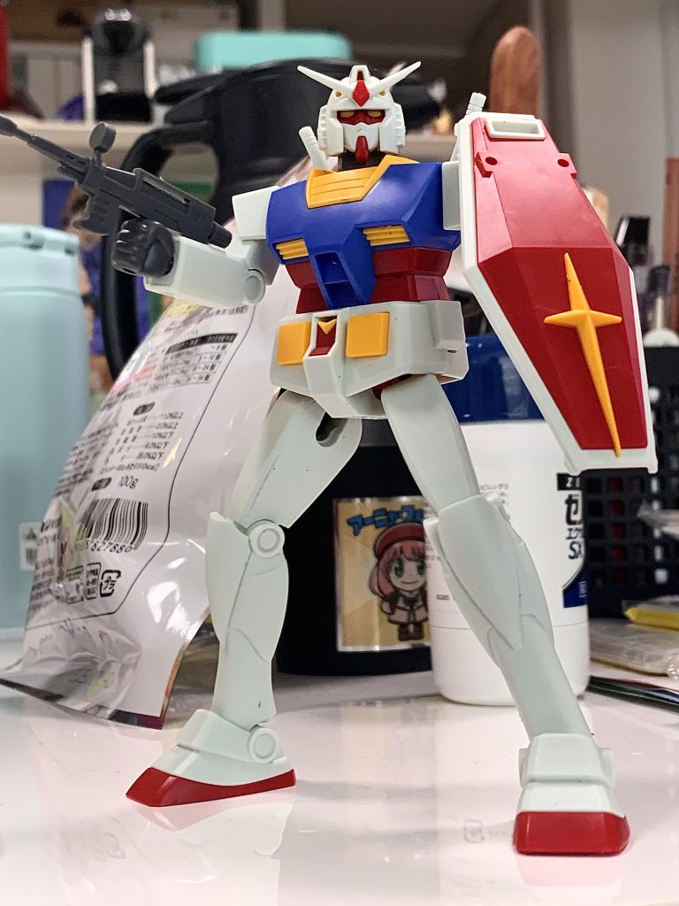 せっかくの色分けされた旧キットというわけなので念願の初代アニメにそっくりなガンダム、いけるんじゃないかと思ったのが発端ですこのゆるさと可動の両立をしたかったんですよね〜！