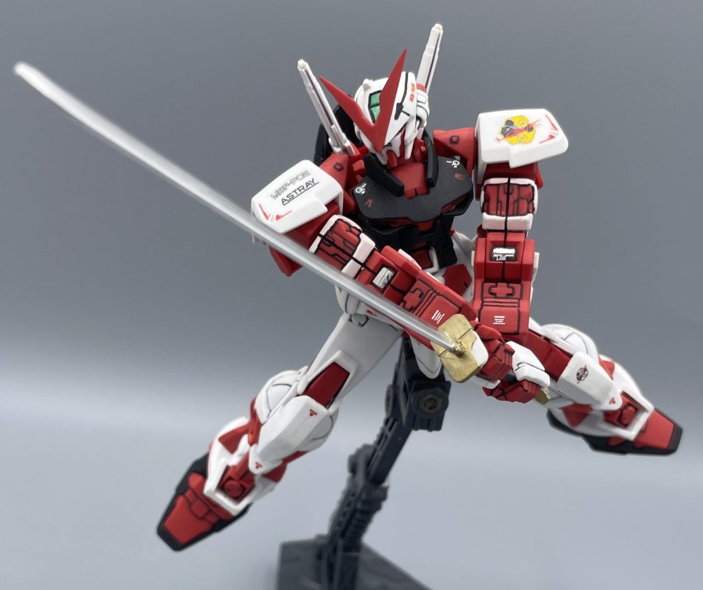斬ッ！！　以上、HG「ガンダムアストレイ レッドフレーム」の紹介でした。今なら後発のレッドフレーム（フライトユニット装備）の方が、可動や色分け、プレイバリュー等の点で軍配が上がるかと思います。　それでも、この旧キットならではの無骨さが刺さる人も少なくないと思うので、並行して再販してもらえると嬉しいですね。　最後までご覧いただき、ありがとうございました！！(*^-^*)♪♪