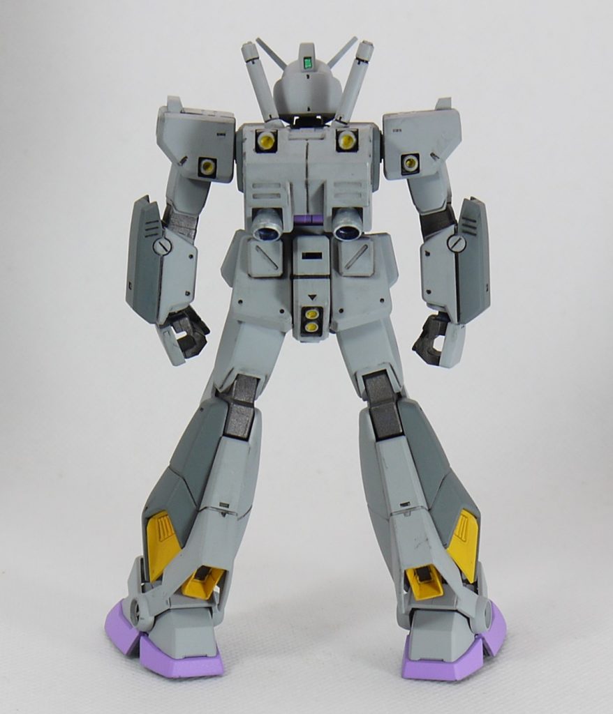 NT-1といえばチョバムアーマーですが、追加のスラスターなどは無いただの装甲なんですよね。デザインも着ぶくれしているように見えて格好悪く(これはわざとそういうデザインにしたということです)、アムロもいやがるだろうと作っていません。