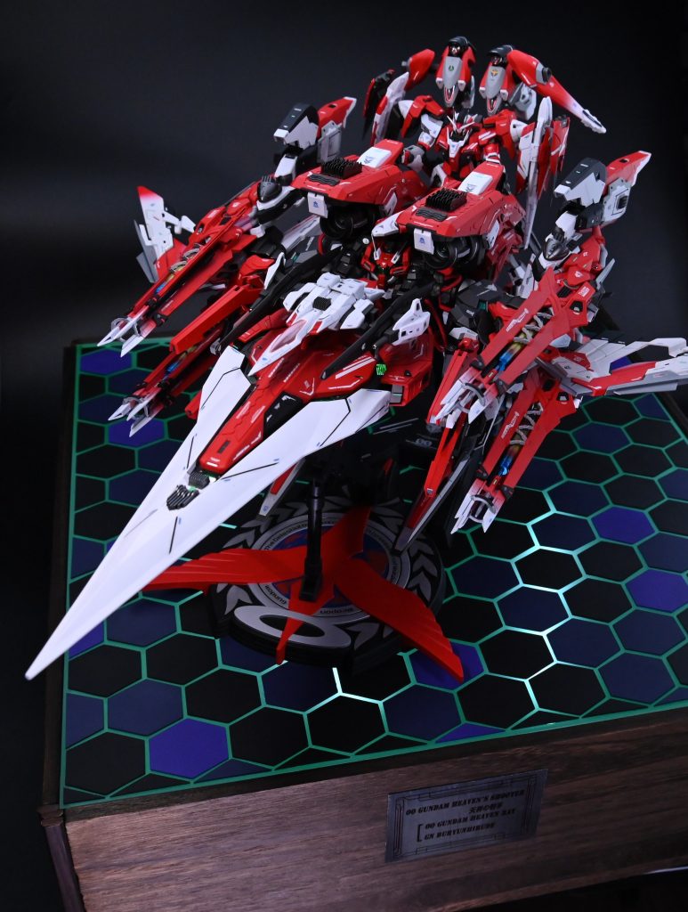 多数の火器とブースターを装備することから砲撃と機動力に特化した支援機であり、ライドする形で操縦することで自由度の高い戦闘が行えるように想定しています