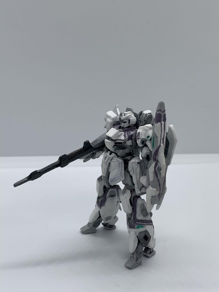 サイドから、左肩は一度紛失してしまいましたが以前に作ったノーマルカラーのゼータからおゆまるさんで型どりし複製しました。