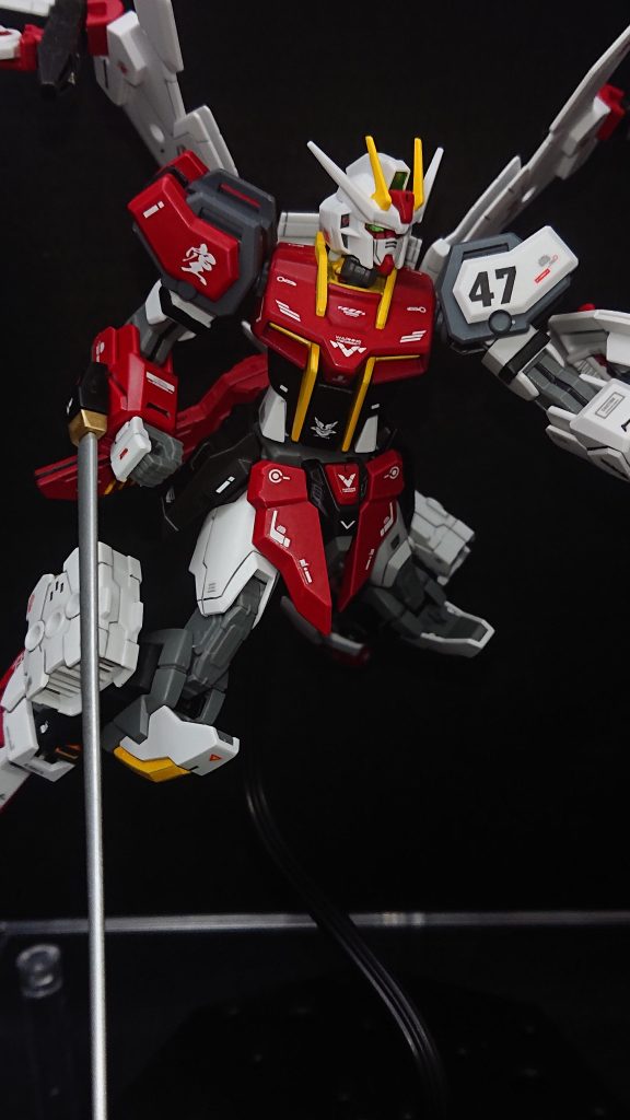 No.47:ファイアーストライクhttps://gumpla.jp/eg/1811365勇者シリーズの「勇者指令ダグオン」に登場する「ファイヤーダグオン」をモチーフに挑戦したストライクになります正直、勇者ロボをストライクに落とし込むのは想像以上に難しいモノでした💦制作当初は完全再現なんかを妄想していましたが、それは早々に諦め武装や可変機構なんかのポイントを抑えつつ配色で「なんとなくわかるよ」ってレベルに寄せることにしましたwまずは勇者ロボなら変形は外せないなと思い、ファイアージャンボを意識した飛行機型の可変機という要素を入れましたそして、右腕のブレードはファイアーダグオンの必殺技“ファイアーブレード”を再現したかったモノです!あとはカラーリングでなんとか寄せた感じです💦自分で挑戦してみて改めて思ったのですが、勇者ロボなんかをガンプラで再現しているモデラーさんたちって素晴らしい技術力とセンスがあってこその作品なんだなと再認識しましたwもっとたくさんの経験を積んでから再挑戦してみたいと思いますwそして、この頃から塗装前の仮組投稿を始めました!自分は塗装、配色で勝負しているところがあるのでビフォーアフターを見ていただくのも良いのかなと考えたのと、何か新しい刺激を求めてのことですw