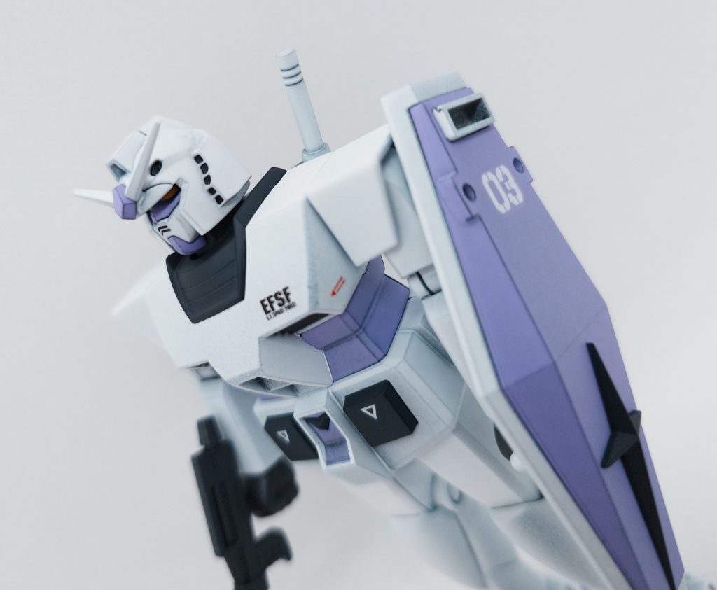 ハンドパーツの合わせ目処理、PL等の表面処理の後に全塗装、デカール、トップコートで製作しました。皆様ご存じの通り、昨今のキットに比べ可動が少ないので写真は少なめです(gundam-kao5)