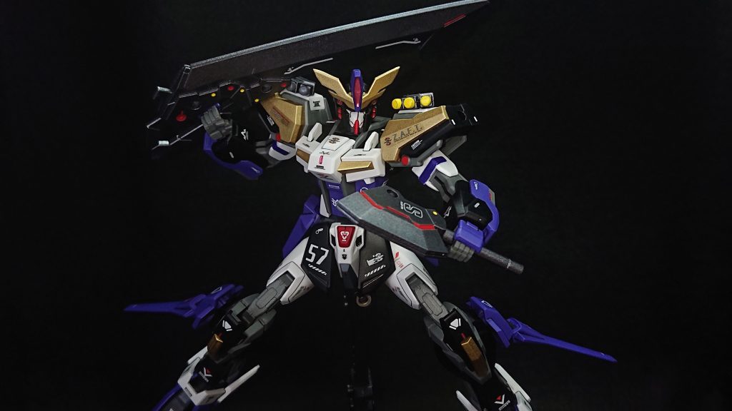 メイン武装は30MMの大型ソードですイージスストライクのシールドを打ち破れるような武装として選びましたイージスストライクの方も大型のアックスを振り回しているので、同じ大型武装を選ぶところは兄弟ですねｗ分割してショートアックスとハンドブレードにもできるので、手数の多さで相手を圧倒する戦い方も考えています脚部にはレジェンドの突撃ビーム機動砲も装備されているので、2機の機動砲で撹乱しながら大きな一撃を決めることもできます両肩の武装は特殊弾で、右肩にある弾頭がグレーなのがスモーク、左肩の弾頭がイエローなのが閃光弾になってます撤退時に使用する王道の使い方から、近接戦時に相手のスキを作るための使い方まで多岐にわたりますｗ