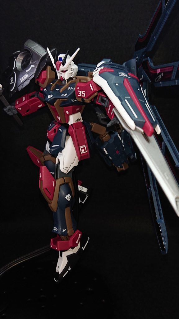No.35：ヒールストライクhttps://gumpla.jp/hg/1612260お題企画「悪役機」用のストライクとして作りました機体カラーはウマ娘のライスシャワーを参考にしてみました！可哀想にも競馬ファンからはヒール扱いだったらしいですねデザインも悪役機っぽさを追求した結果、世紀末を感じる大型の肩パット、奇襲攻撃用の尻尾、悪魔の翼のようなバックパックと詰め込めるだけ詰め込みましたｗ悪役機のはずなのに愛着が湧きすぎて、もはや主人公を倒して欲しいと思うぐらいかなり気に入っているストライクの1機ですｗ今回紹介した4機の中で1番いいねが伸びた機体でもあります