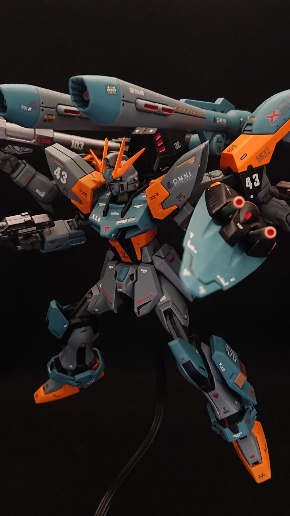 No.43：カラミティストライクhttps://gumpla.jp/hg/1725134ストライクとカラミティをニコイチして砲撃戦特化の機体にしてみました今回、1番の目玉ポイントは4本腕に挑戦しているところです💡腕自体はバックパックに取り付けてあり、バズーカやマシンガンを持たせることで砲撃機としての火力アップを狙ってみましたｗ4本腕の改造はコメントでも高評価を頂けて、かなり嬉しかったことを覚えていますｗ機会があればもう少し腕を増やしてみようかなって考えちゃったりしていますｗあと、地味な初挑戦ポイントとしてはカラミティのサイドスカートを脚部のスラスターとして使用しているところですね💡カラミティ自体が古いキットと言うこともあり、ストライクとの互換性の問題が悩みでした💦少しでも多くカラミティのパーツを使いたかったので、考えた末のサイドスカートの起用でしたｗビルドシリーズコンに参加した機体で、いいねの数が400を超えたストライクです💡自分の中の人気作品でソートすると3番手に入って来る精鋭ですｗ