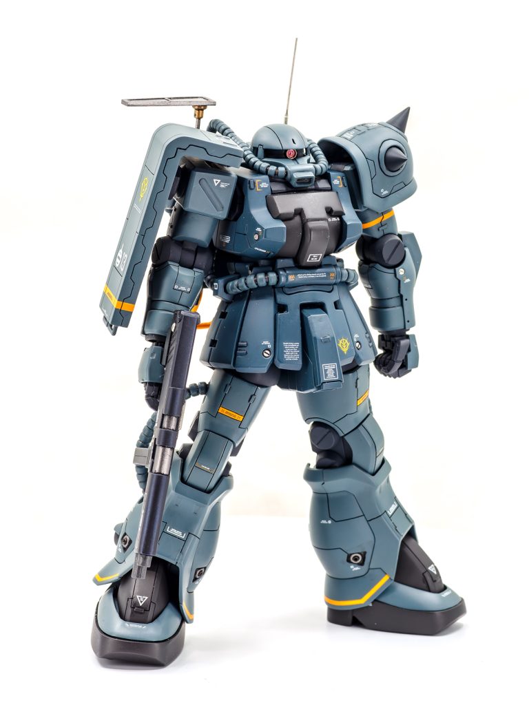 正面その2。このキット、面白いもので脚だけを組んでみると膝はまっすぐ伸びてるんですが、実際に全部組んで立たせると目の錯覚で膝が少し曲がって見えちゃうみたいでして、そこをなんとかできればということで逆関節ぎみになるようにしています。測ってませんが2度チョイくらいは逆に曲がっています。腰と膝の関節内で合計2mmちょっと長くなってます。あとは左肩アーマーのトゲを1回くりぬいて別パーツに入れ替えたり、見てもわからないレベルで肩の高さや胸の厚みが大きくなってる程度です。パイプはメタルパイプにしています。太さは太くせずキット基準くらいに。