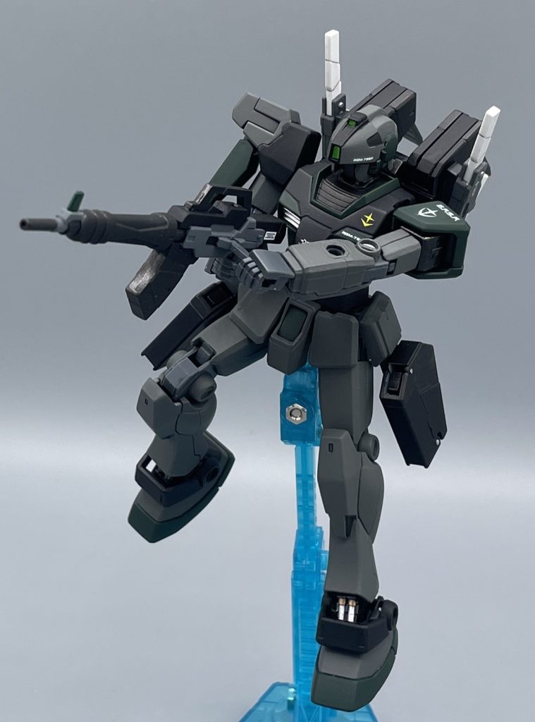 ビームアサルトカービン 本機の右肩にマウントされた、メインの狙撃用ライフル。ジムスナイパーの大型ロングレンジビームライフルよりも射程と威力は劣るものの、本機の高性能カメラ・センサーとの併用によって命中精度は高まっている。・ジムスナイパー → https://gumpla.jp/hg/2027978 戦争における理想は、敵部隊との遭遇を避けること。また、遭遇したとしても戦火を交えることなく敵を殲滅することである。そのため、本機のような”狙撃”を主体としたMSの開発が地球連邦内では極秘裏に進められた。本機はそのプロトタイプの1機であり、連邦軍内部でも本機の存在を知る者はわずか一握りである。