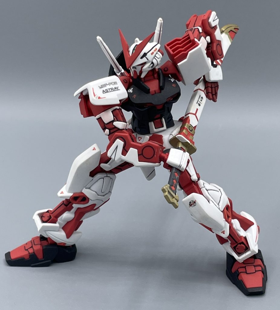 居合の構え　レッドフレームの代名詞であるガーベラストレート（菊一文字）です。本武装は、廃棄コロニー”グレイブヤード”で打ち鍛えられた実体験です。要は、みんな大好きな日本刀です。MS用日本刀の技術はロストテクノロジーとして隠匿されており、グレイブヤードに現存したものも朽ち果てていました。　ロウはグレイブヤードの老匠との出会いの果てに、刀の修復秘術や剣術を指南されます。こうして、復元されたガーベラ・ストレートは正式にロウ・レッドフレームのメイン・ウェポンとなります。　本キットには平手は付属しない為、ハンドパーツセットから持ってきています。左手の平手があると鞘に手をかけるなどしてポージングが一気に華やかになるので、流用必須かなと思います。