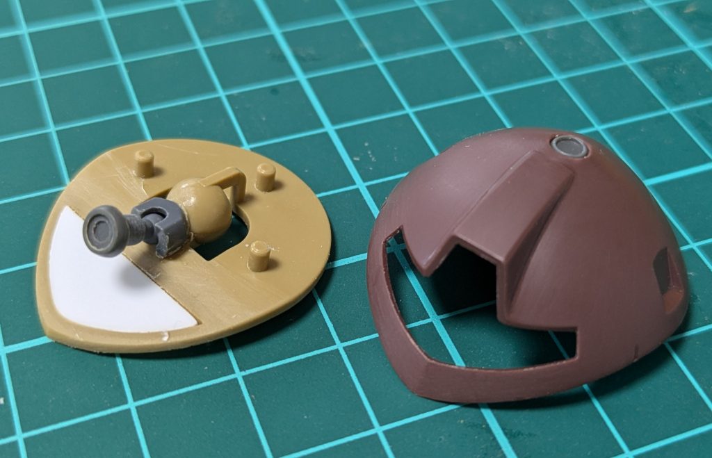 久しぶりにパチ組みで筆塗り全塗装するつもりだったのですが、気づいたらモノアイをイヂってました…