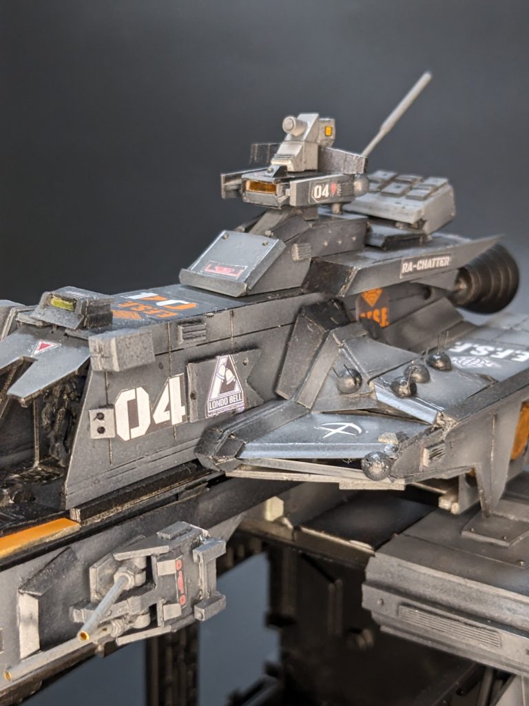 艦橋のアップ。連邦軍の軍艦らしく『マゼラン級』を意識したデザインにしました。設定画だと艦橋がもっと小型なのですがこれ以上小さくすると(これで外寸で10m!装甲含めたら内部が)狭すぎるのでこのようになりました。また自分の中では『ラー・チャター』は殿(しんがり)、被害担当艦なのでロンドベル隊の4番艦(死番)。